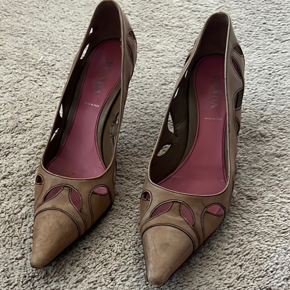 Vintage Prada Vero Cuoio pointed toe heel.